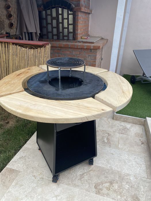 Grătar tip plită lucrat manual, ideal pentru gătit în aer liber