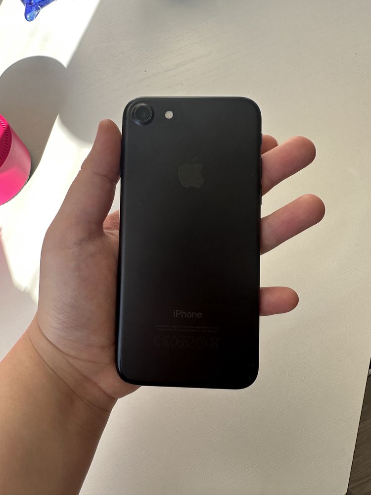 Продам iPhone 7