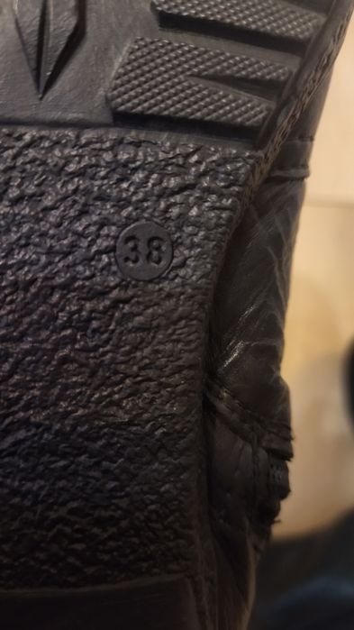 Дамски ботуши обувани няколко пъти!Естествена кожа, топли и удобни !