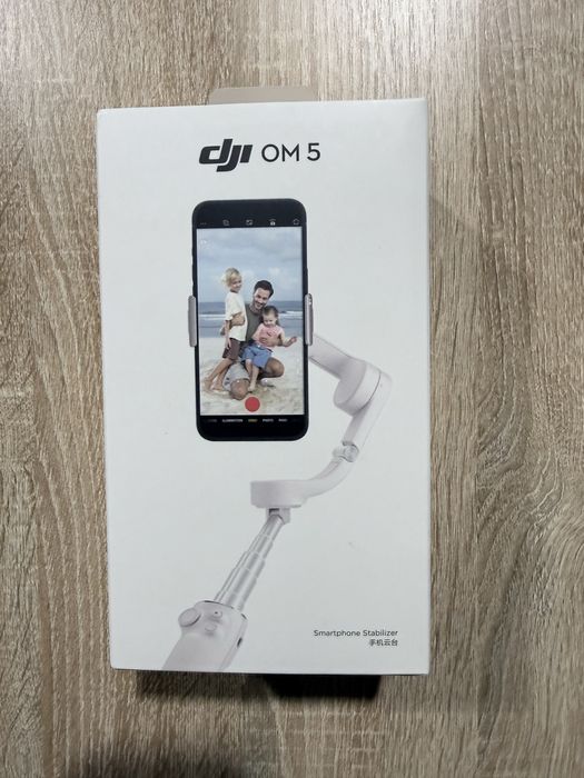 Vand stabilizator DJI OM 5 alb cu geanta neagra DJI