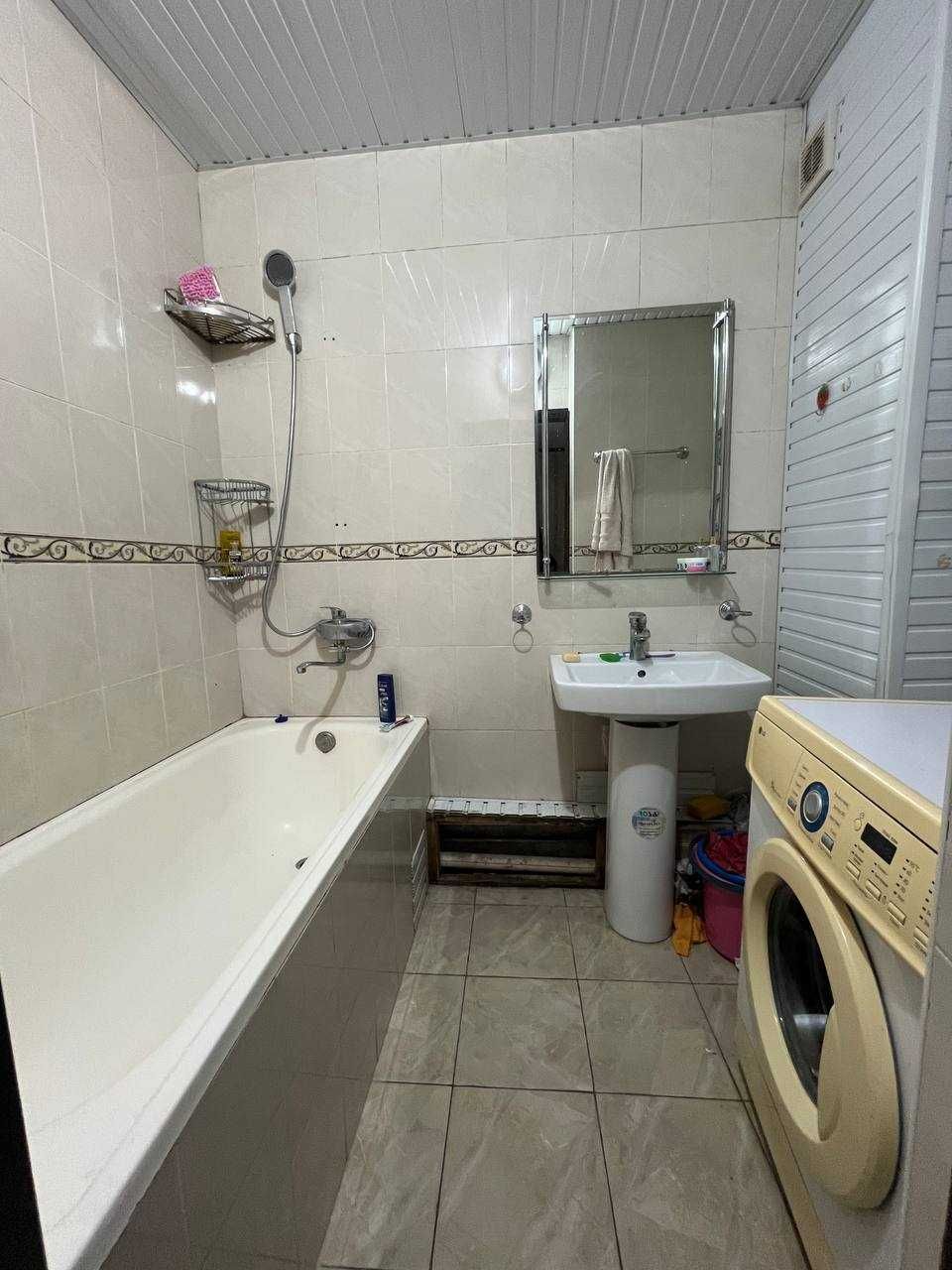 Продам 3 комнатную квартиру на Буюк Ипак Йули,М.Горький.