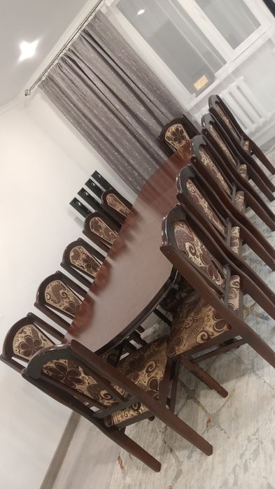 Стол и 12 стулья для гостиной