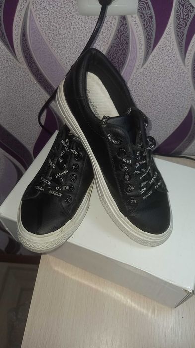 Продам школьную обувь