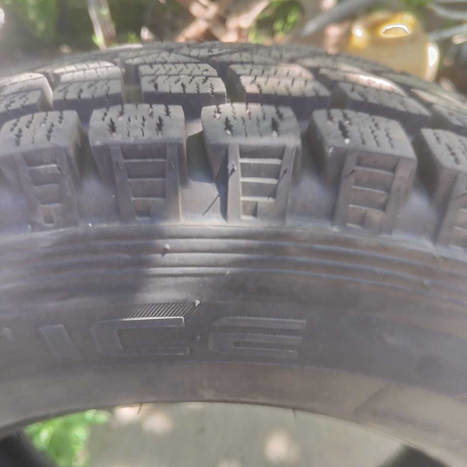 Продам БУ зимнюю резину 4 шт MAXXIS 215/70 R15. Одинаковый протектор!