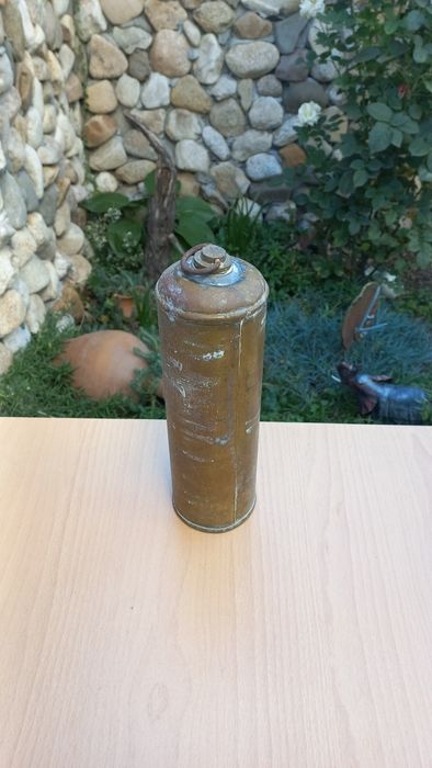 Стара бронзова манерка или нещо такова следи от патина