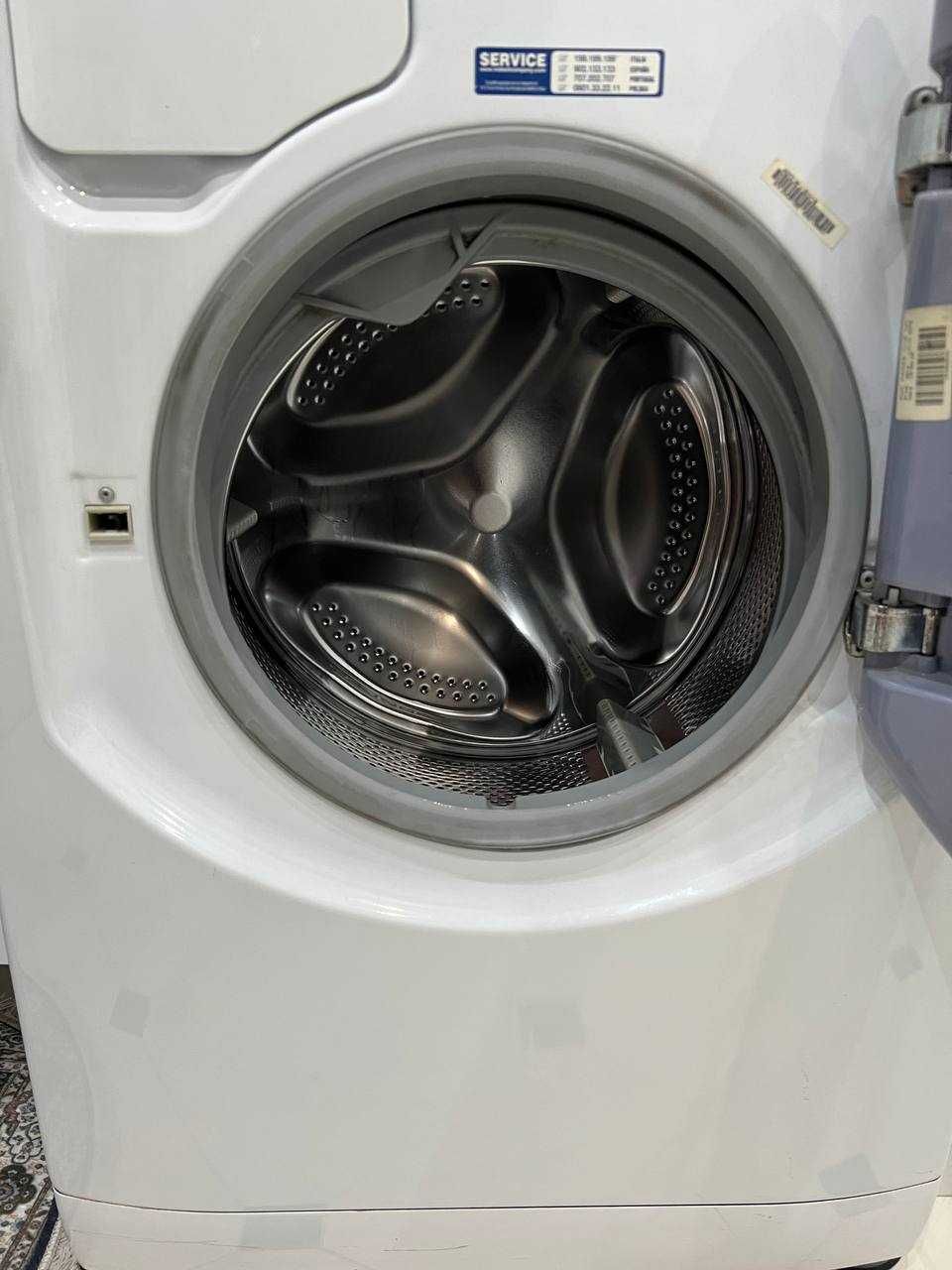 Продаю свою стиральную машину Hotpoint-Ariston AQ7D 29 U