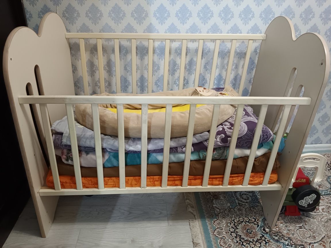 Детская деревянная кроватка для малыша