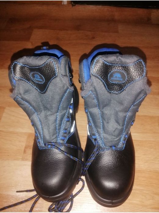 Продам зимние спец ботинки