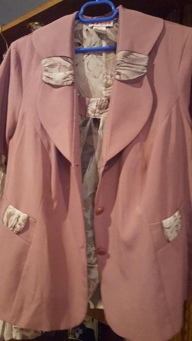 vand costum nou marime mare