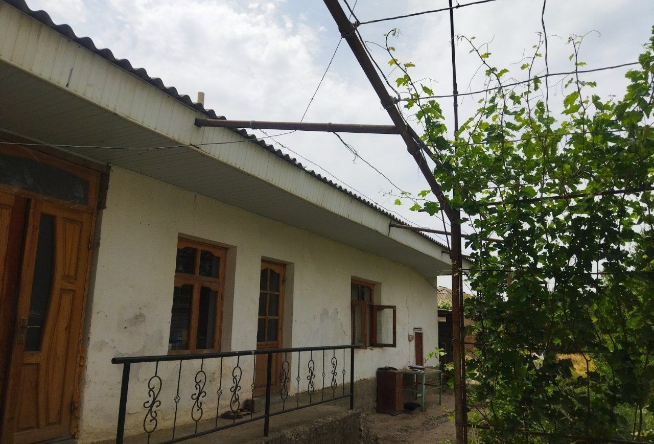 Yangibozor Internatsanalda 9 sotili hovli sotiladi 5xonali uyi bor