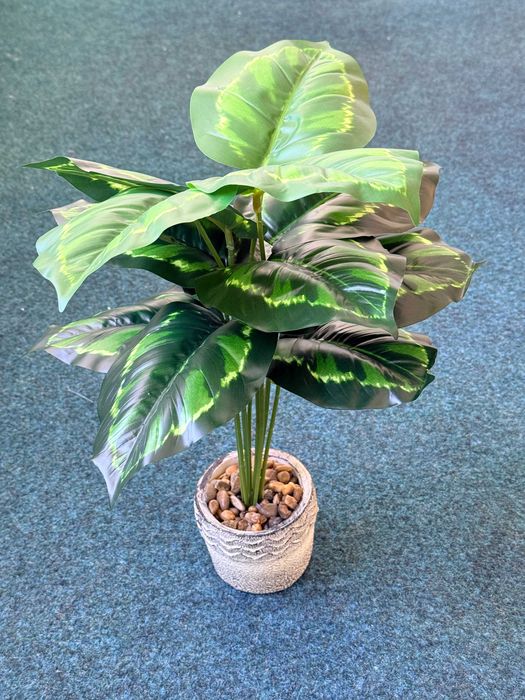 Flori artificiale în ghivece