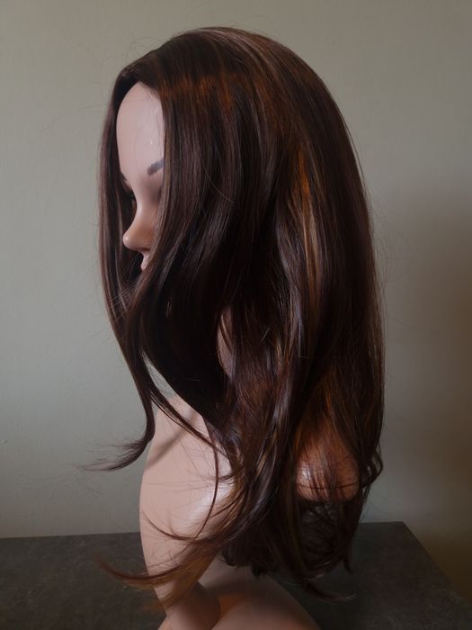 Кестенява перука с руси кичури на път