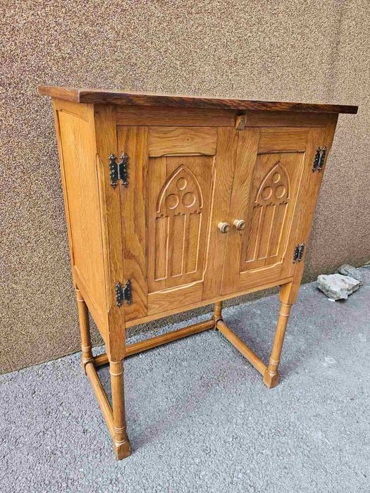 Шкаф в Готически стил