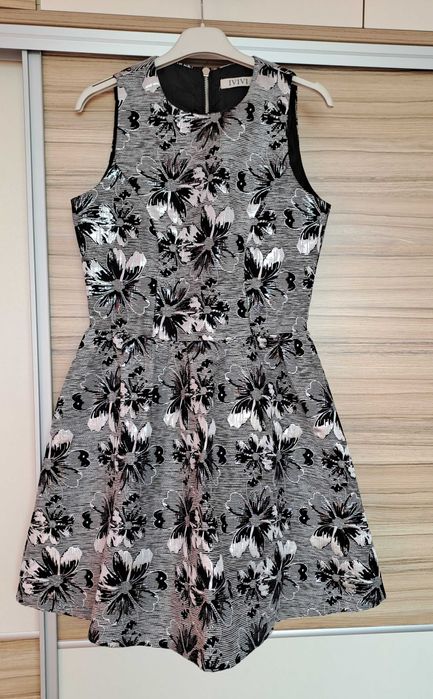 Рокля с флорални мотиви