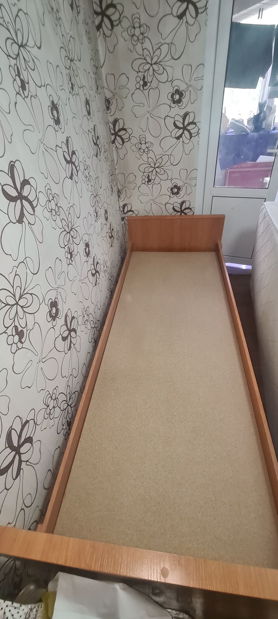 Продам кровать односпальную с матрасом