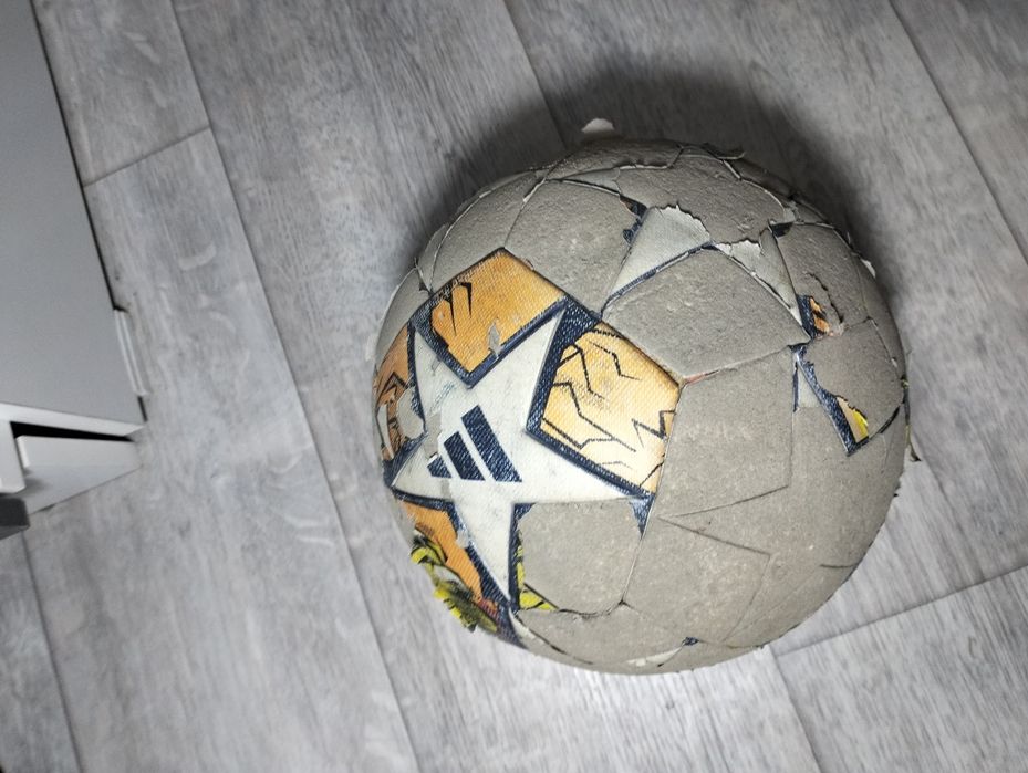 Футбольный мяч, накачанный