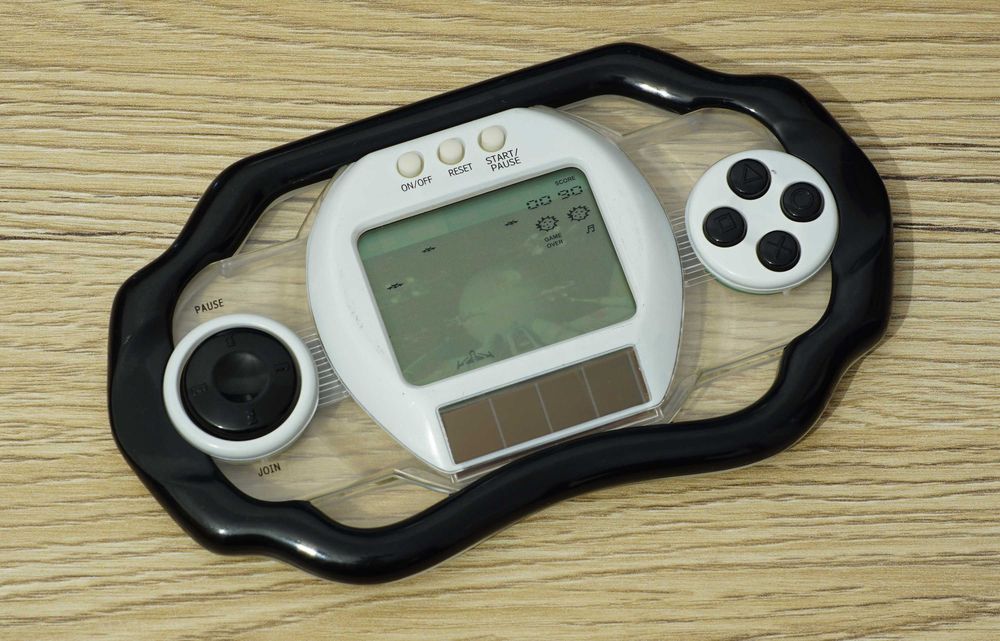 Consola portabila solara similara Nintendo Game & Watch