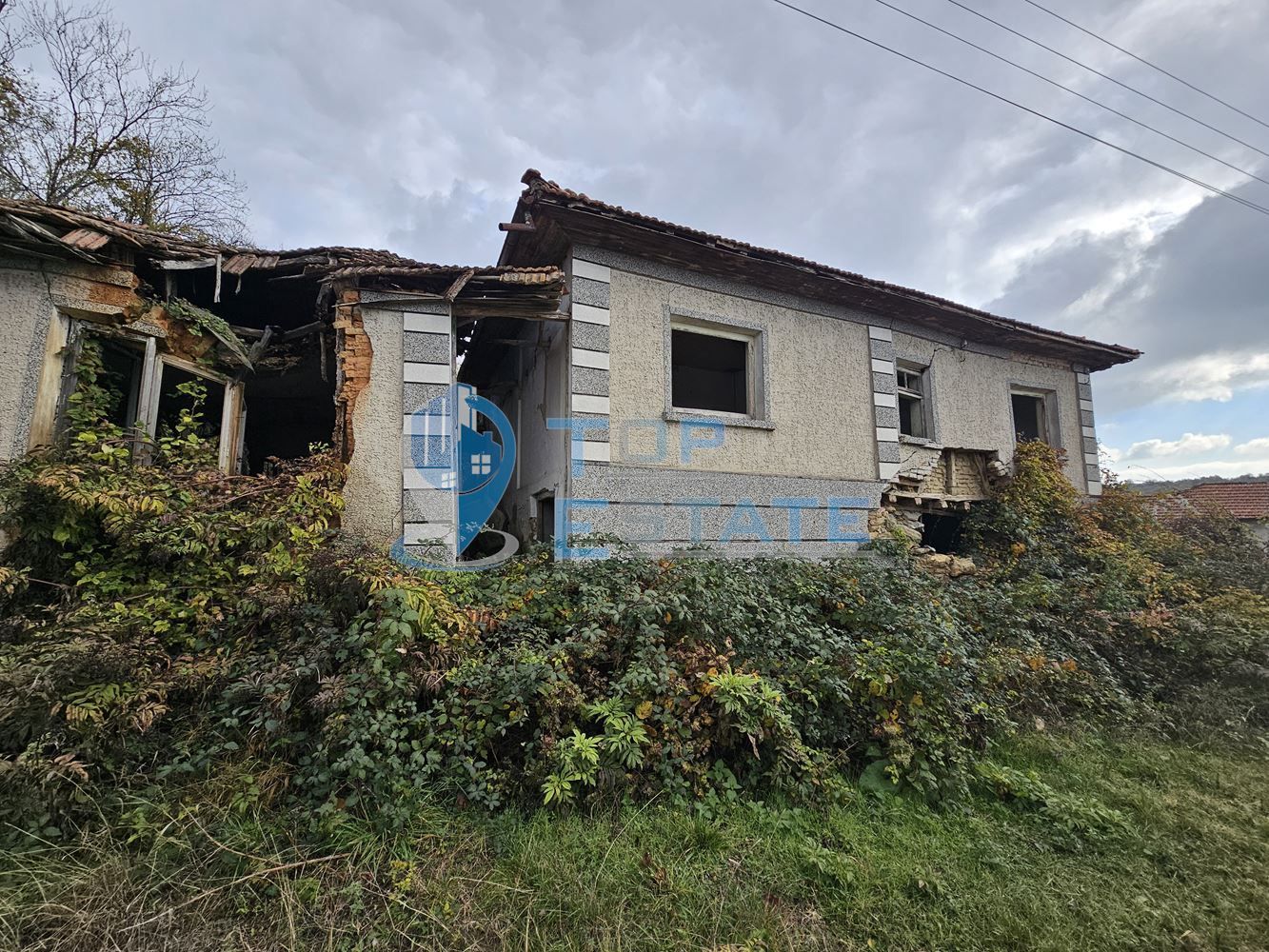 Голям парцел със стара къща в село Ново градище, община Стражица
