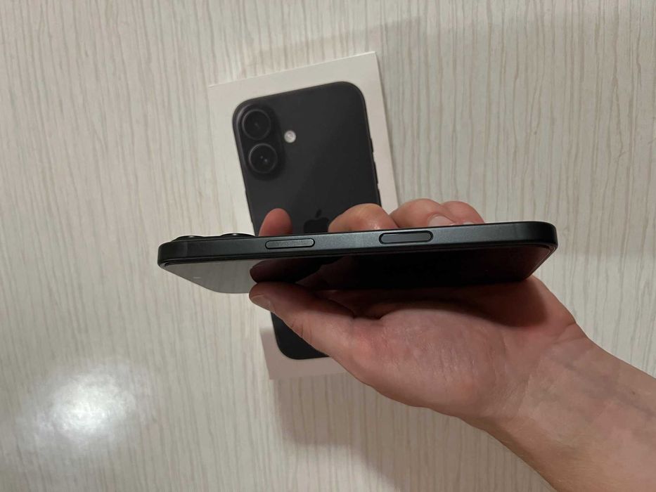 Iphone 16 с гаранция към Apple до Май 2026.