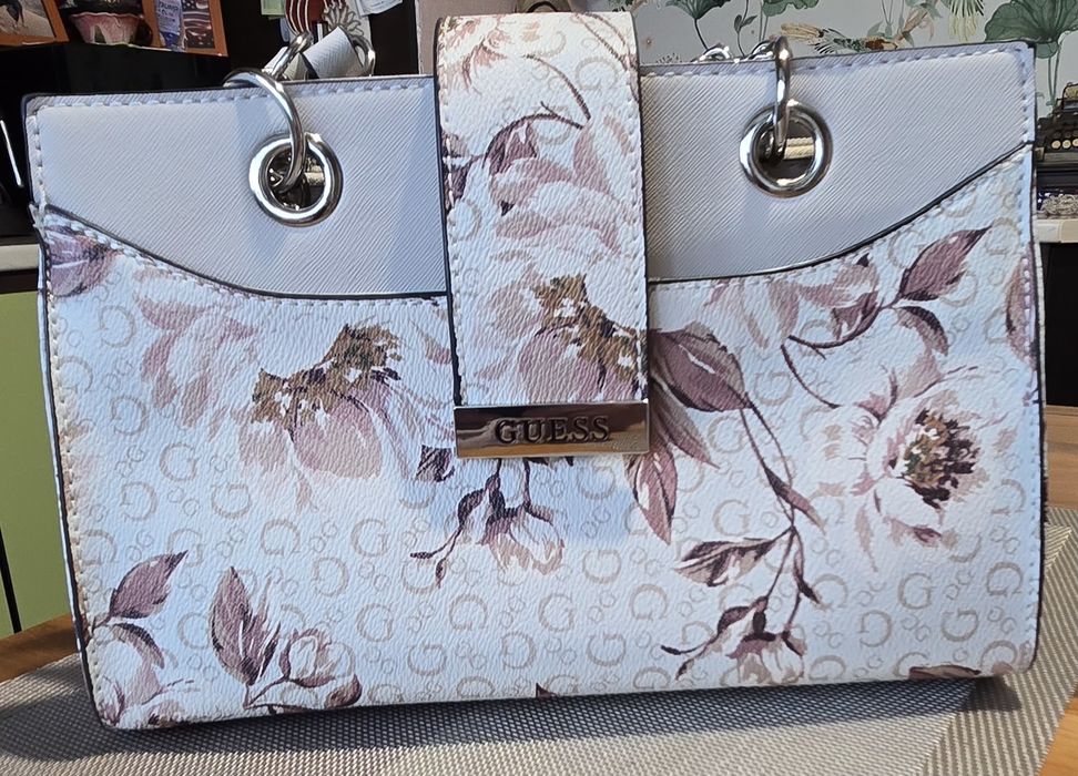 Дамска чанта GUESS