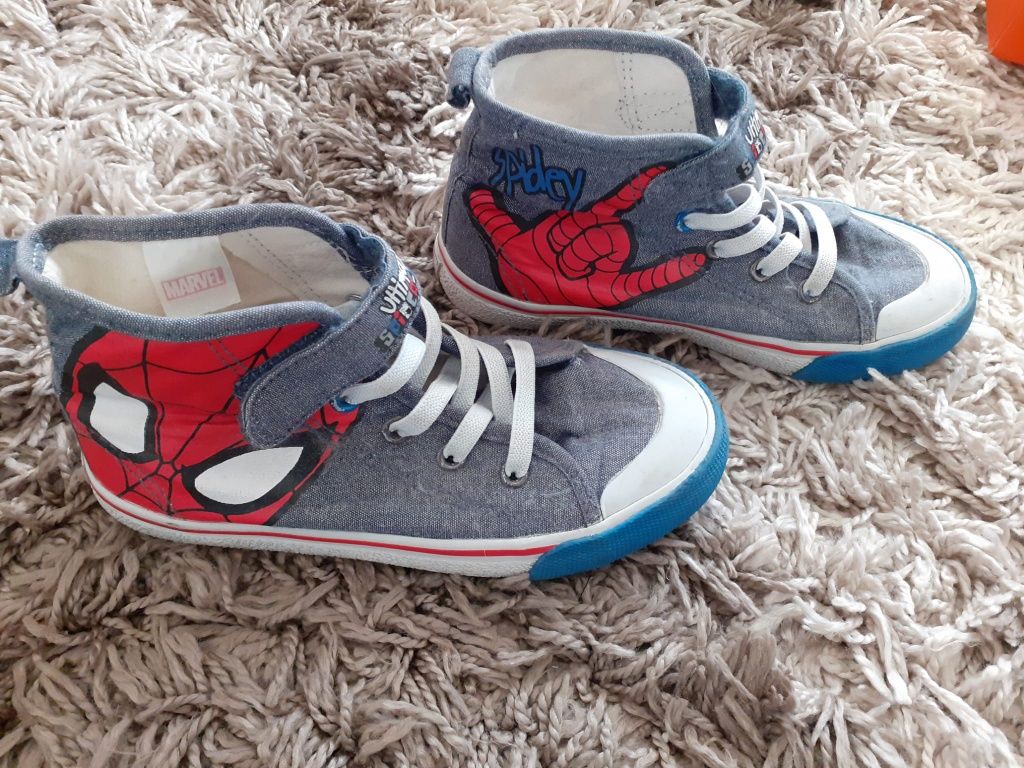 Adidași sport ,, Spiderman "