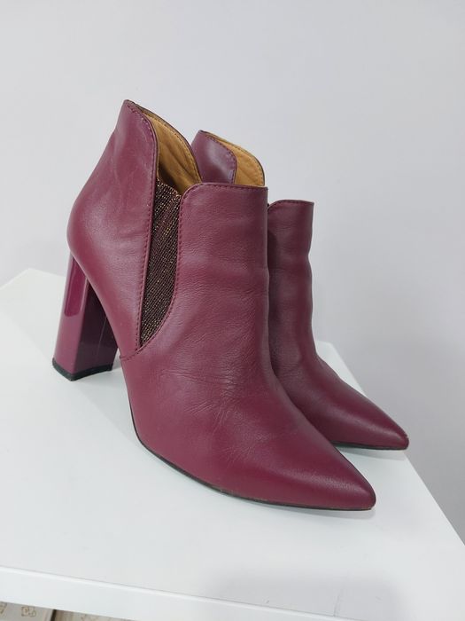 Ghetuțe din piele cu toc de damă