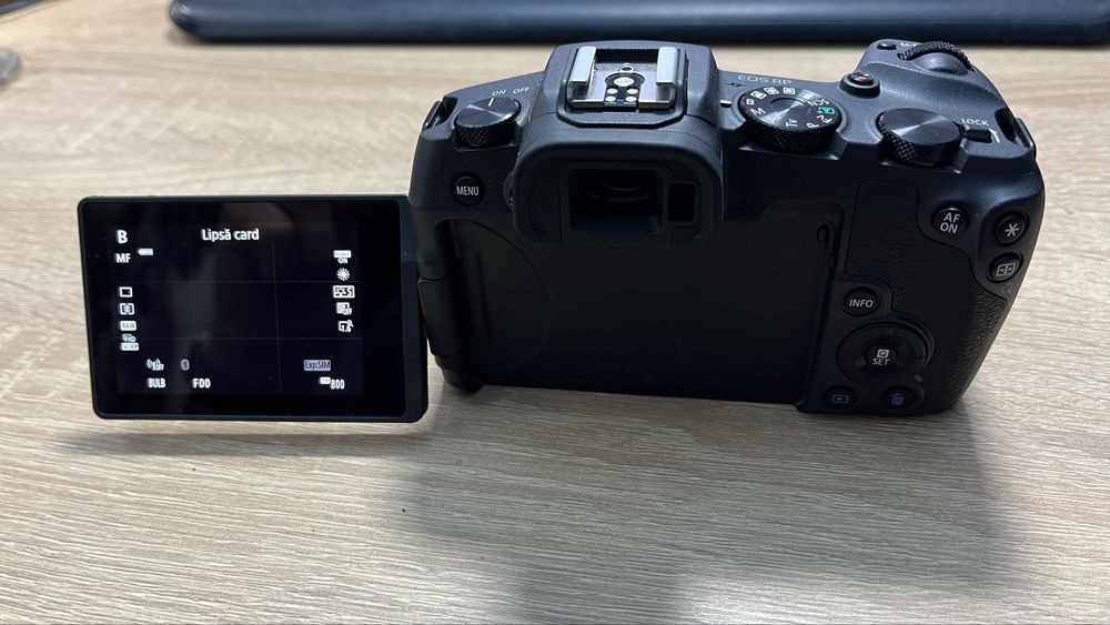 Aparat fotografiat mirorless Canon RP + adaptor RF-EF