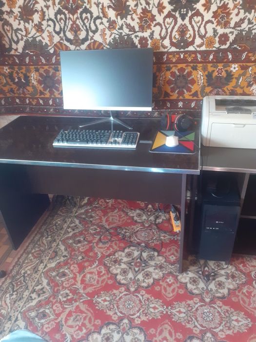 Компютер и кресло и принтер