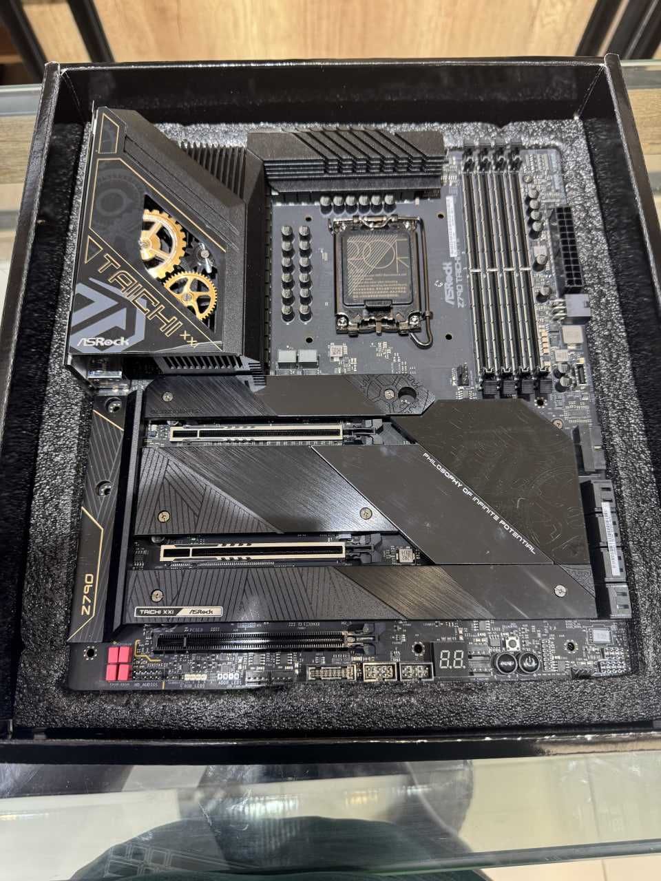 Топовая материнская плата ASRock Z790 Taichi WIFI DDR5