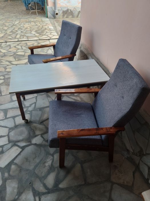 Журнальный столик и два кресла