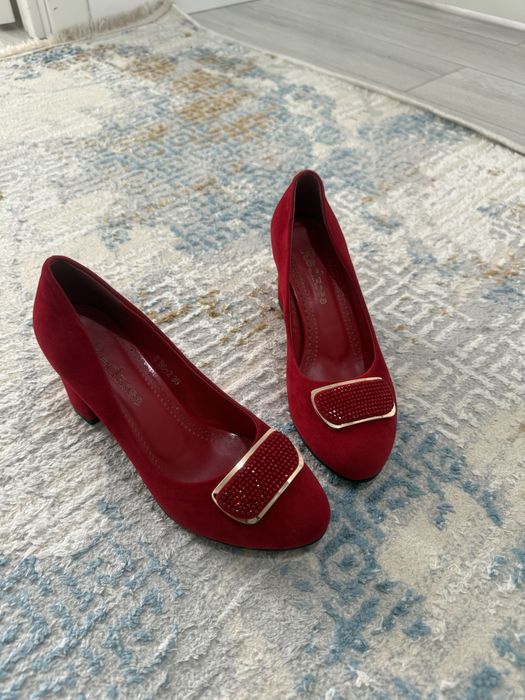 Туфли из замша красного цвета