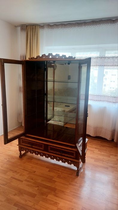 Vitrina mobila din lemn
