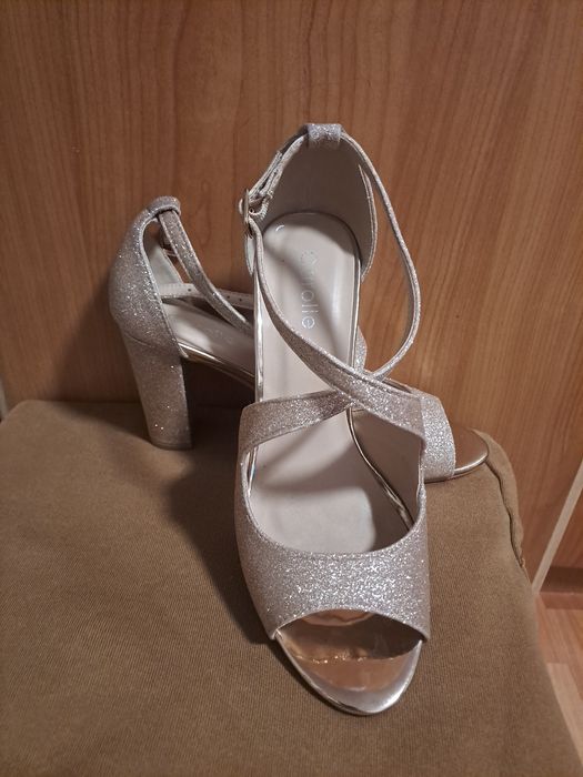 Pantofi stileto cu pietricele negre