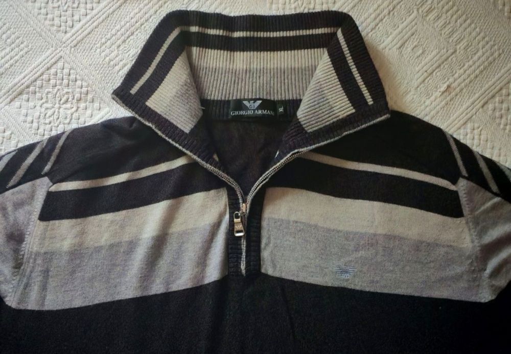 Pulover Giorgio Armani mărimea XL, purtat o data, impecabil.