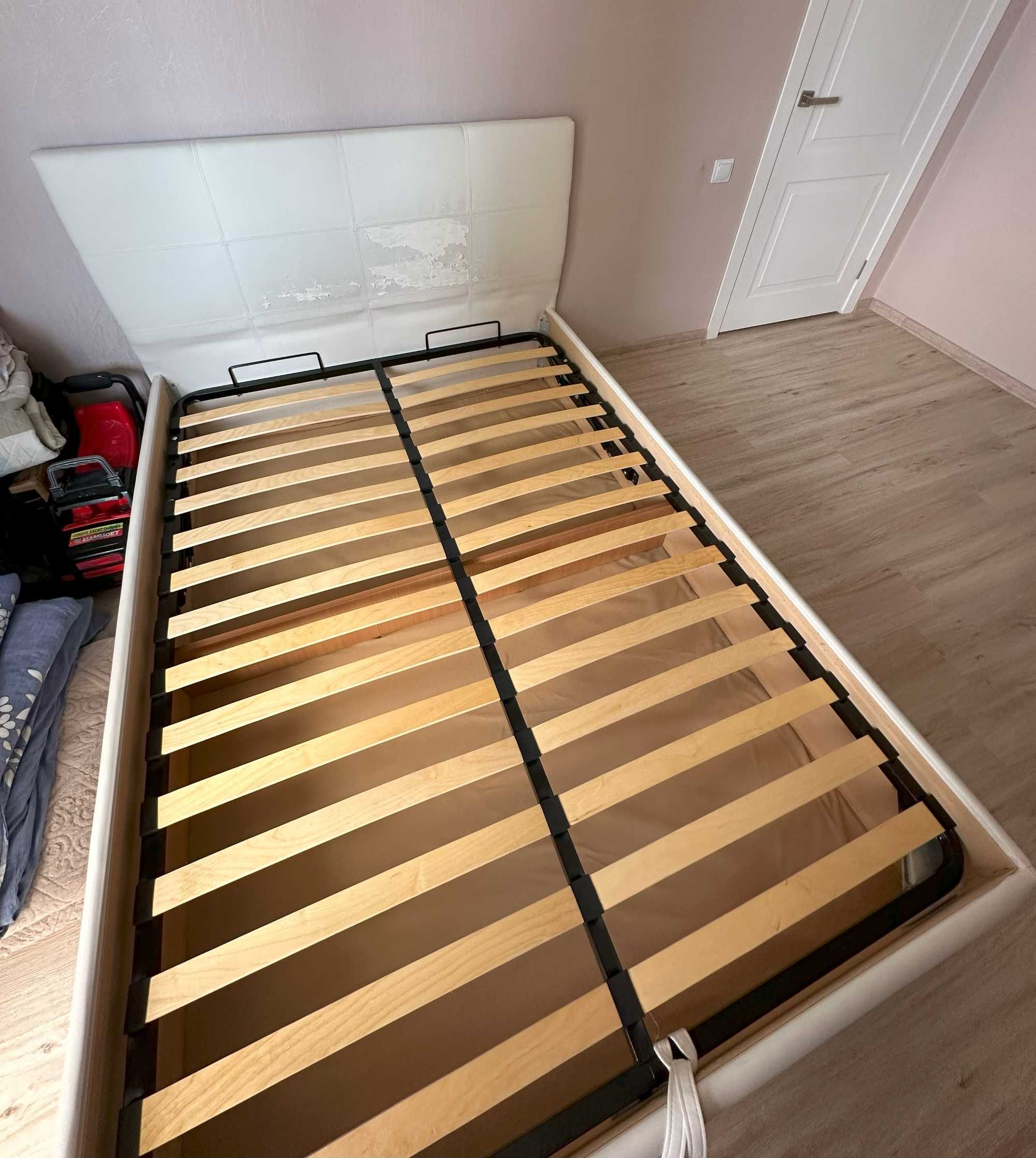 Продам двуспальную кровать 2 х 1,6 м. Компактная, удобная, без матраса