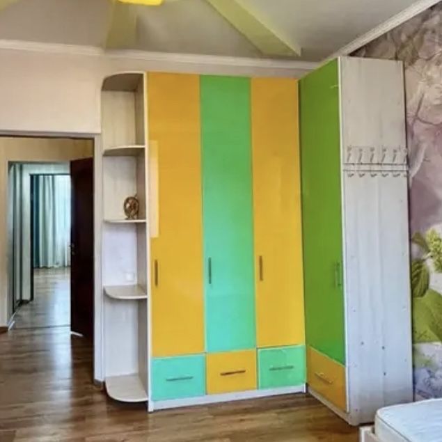 Веселый шкаф в отличном состоянии