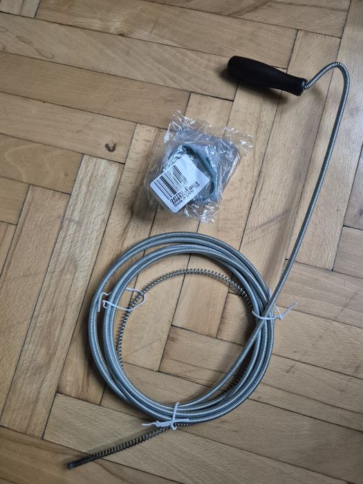 Уред за отпушване на тръби и закачалка за баня