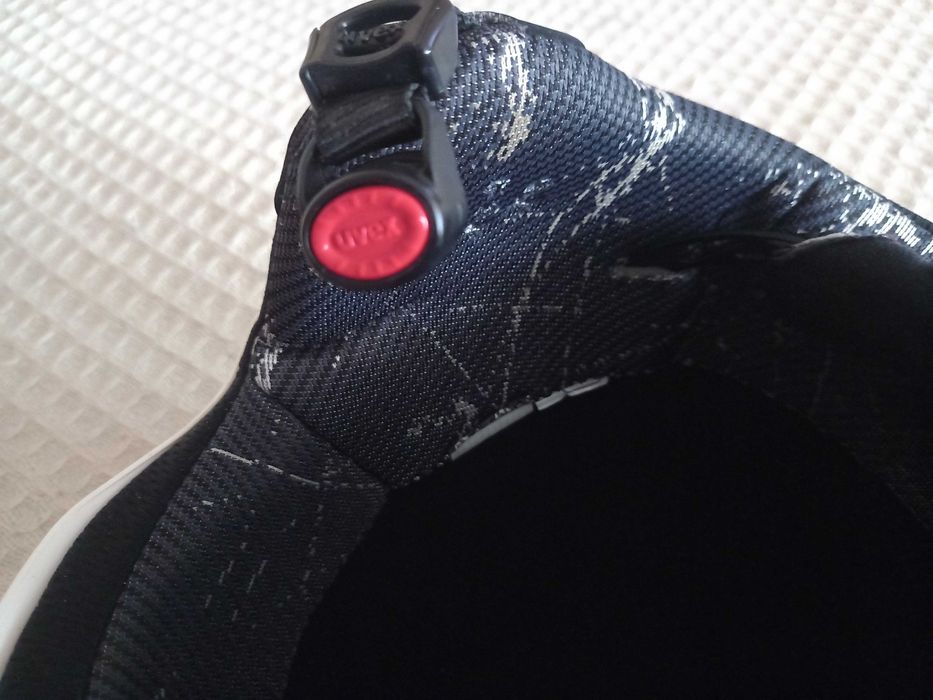 Дамска ски каска UVEX