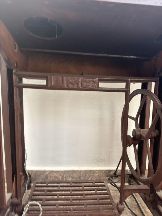 Masina de cusut veche cu masa