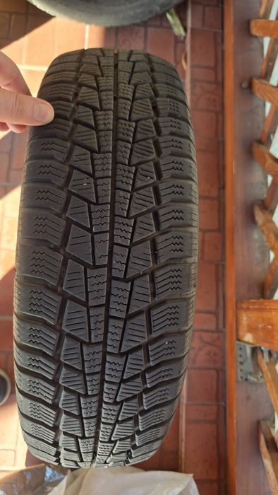 Vand 50 lei/buc 4 anvelope IARNA 175 65 15 + capace cadou r15