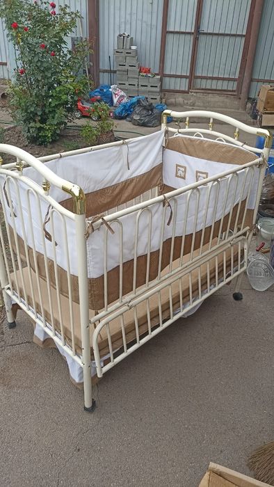 Детская кроватка