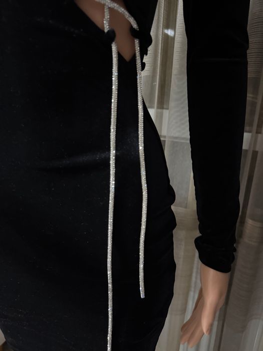 Черна рокля с камъни