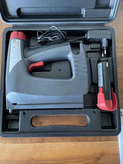 Такер Novus акумулаторен за гвоздеи и скоби - нов