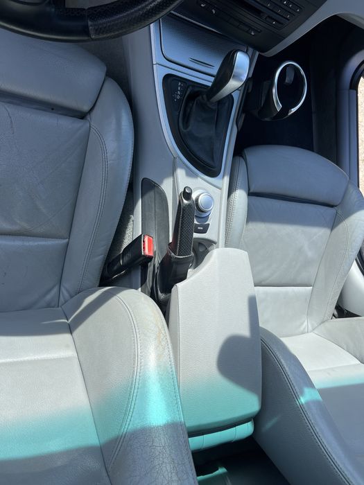 Cotiera gri bmw seria 1 e87 cu suport pahare