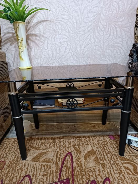 Продам журнальный столик