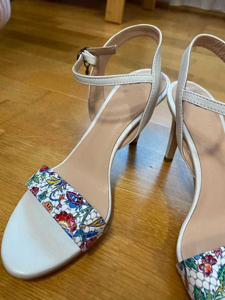 Sandale albe cu bretea multicolora din piele naturala, noi, nepurtate