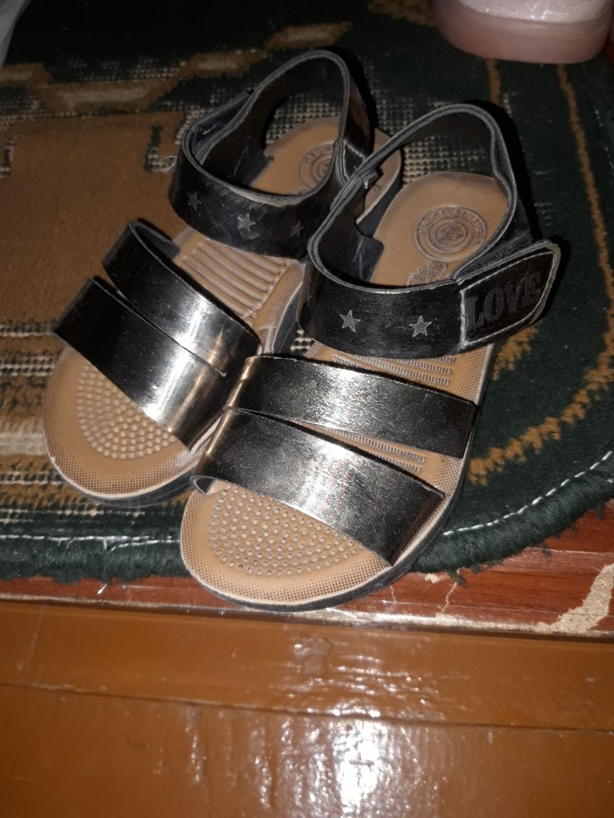 Sandal satiladi 28 razmer