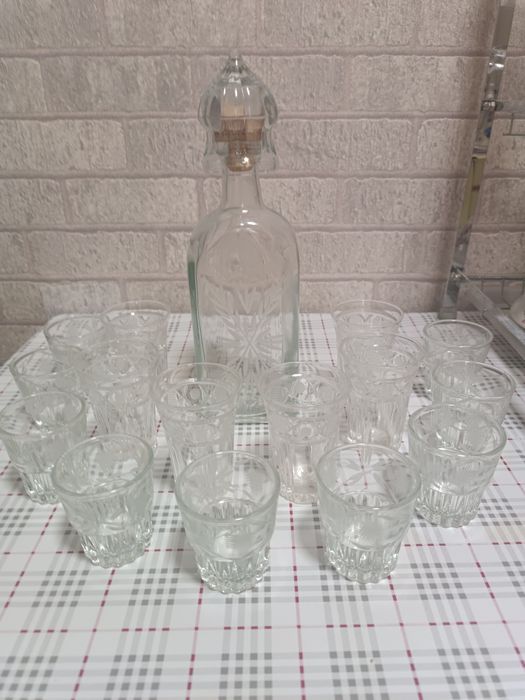 Продается стеклянный набор для праздничного стола.