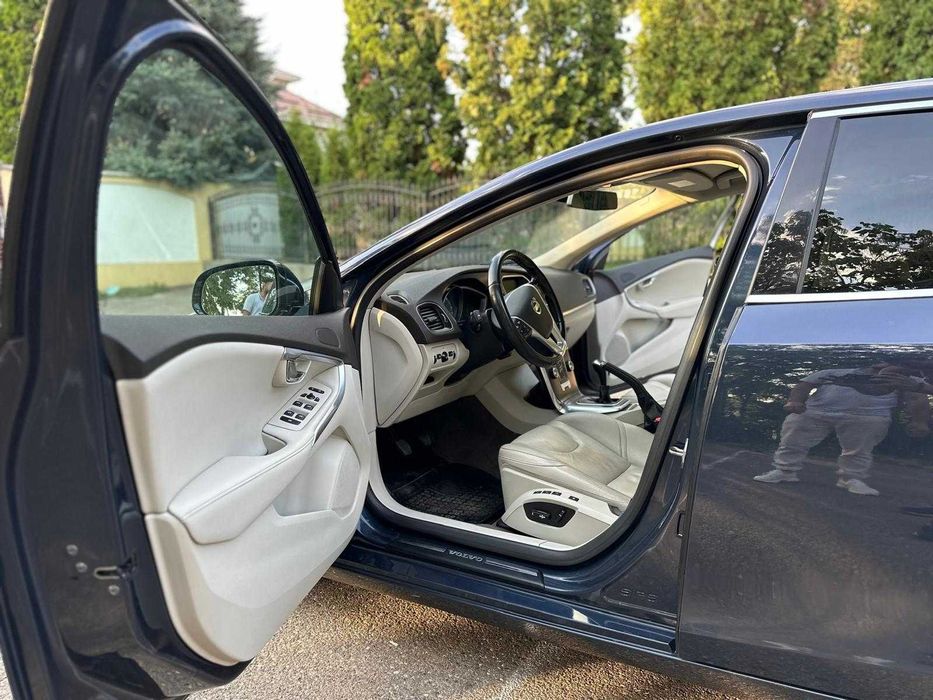 Vand Volvo V40 D4 in stare foarte buna