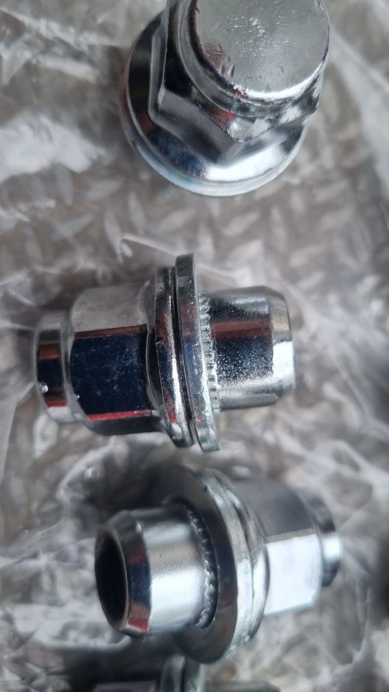 Vind 10 piulite janta  aliaj Toyota ,noi
